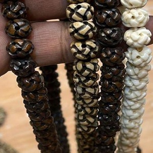 Perles en bois naturel fabriquées à la main sur mesure Bone Jewelry Designs pour terreux Home Decor - Product Image 2