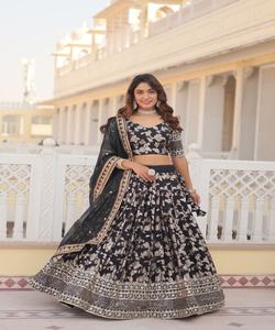 महिलाओं के लिए स्टाइलिश पार्टी फराः विंटेज वोग लेहेंगा चोली बंदगला - Product Image 3