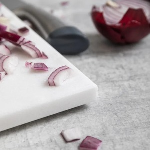 Planche à découper blanche de base idéale pour hacher les légumes Dalle de cuisine élégante et robuste pour la préparation des aliments et la cuisson - Product Image 2