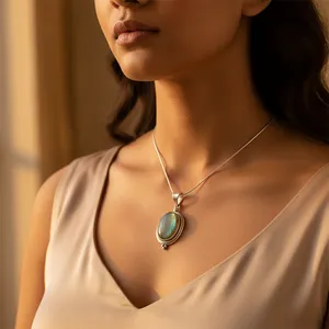 Collar con Colgante de Ópalo en Plata 925 para Mujer, Diseño Clásico Ovalado con Cadena de Serpiente, Ideal para Aniversarios y Uso Diario - Product Image 1