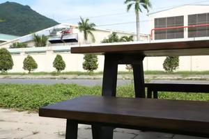 Mesa de madera de aliso de diseño moderno con patas de acero plegables para uso en hoteles y talleres - Product Image 1