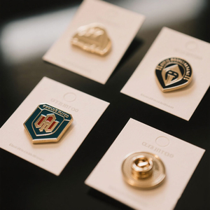 Pin de Solapa Personalizado de Aleación de Zinc Chapado en Oro con Diseño Deportivo de Dibujos Animados para Graduación, con Esmalte Duro/Suave y Tarjeta de Respaldo - Product Image 4