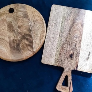 Tabla de cortar cuadrada con mango extendido, superficie gruesa y lisa, ideal para cortar, servir y comodidad diaria en la cocina. - Product Image 3