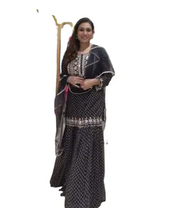 Manténgase cómodo y a la moda con nuestra colección de ropa de invierno para mujer, con opciones cálidas y elegantes para el frío khimar. - Product Image 1