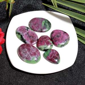 พลอยทับทิมธรรมชาติทรงรี/ทรงลูกแพร์/ทรงคุชชั่น สีเขียว ประกายมุก ขนาด 32-20 มม. น้ำหนัก 195 กะรัต สร้อยคอจี้ทำมือจากโปแลนด์ ขายส่ง - Product Image 3