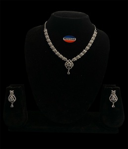 Elegante collar de Fantasía Floral con cadena de eslabones clásica y hermosos detalles de diamantes, ideal para aniversario y regalo especial - Product Image 3