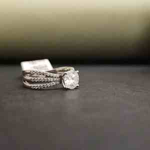 Élégantes bagues de fiançailles en moissanite de laboratoire, taille ronde brillante, à tige fendue, en acier inoxydable, certifiées IGI, pour cadeau de Saint-Valentin - Product Image 4