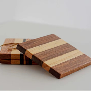 Sous-verres carrés en bois de noyer poli, design contemporain écologique, diamètre 300 mm, MN Exports - Product Image 1