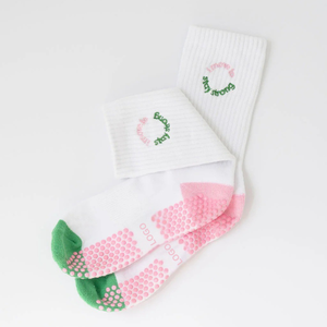 Chaussettes de Pilates personnalisées avec inscription brodée, antidérapantes, en coton, chaussettes de maintien pour le yoga, le Pilates, la barre, vente en gros en usine au Vietnam - Product Image 1