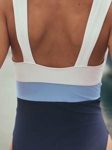 Maillot de bain blanc marine à décolleté plongeant et effet ventre plat - Product Image 2