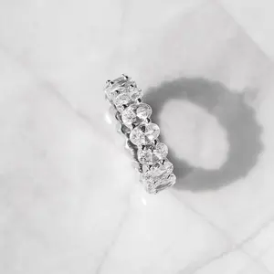 Bague élégante en moissanite taille ovale avec un motif adorable pour un cadeau d'anniversaire - Product Image 1