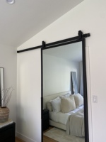 Porte de placard coulissante pleine longueur Wekis Mirror Barn Door avec cadre en aluminium et kit de rail à suspension supérieure pour projet de chambre à coucher