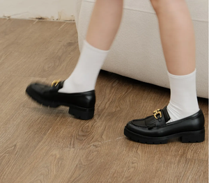 Mocassins en cuir noir luxueux, élégants et confortables avec chaîne en métal doré et chaussures design à pampilles-chaussures personnalisées-chaussures pour femmes - Product Image 1