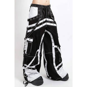 Pantalones Unisex Estilo Punk Gótico en Blanco y Negro, Convertibles, con Tachuelas, Cremalleras y Cadenas - Product Image 6