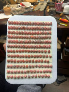 โรโดโครไซต์ธรรมชาติทรงกลมแบบหลังเบี้ย  หินมีค่าหายากมาก สำหรับทำเครื่องประดับ  หินโรโดโครไซต์ - Product Image 2