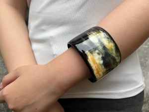 Bracelet en corne de buffle fait main pour femmes, nouveau design avec un look élégant pour les mariages - Product Image 6