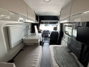 Camping-car de luxe Mercedes-Benz gris pour 4 à 6 personnes, structure en aluminium, lit, salle de bain, espace repas, camping, climatisation - Product Image 2