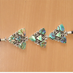 สร้อยข้อมือเปลือกหอยพาอว่าสุดอินเทรนด์จาก SEASHELL JEWELRY พร้อมลายปิรามิดโมเสกเงินธรรมชาติ เหมาะสำหรับเป็นของขวัญทางศาสนา - Product Image 1