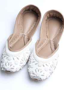 Jutti Punjabi pour femmes sur mesure en gros, nouveau design pakistanais, antidérapant, logo en relief, cuir véritable, jutti fantaisie - Product Image 4