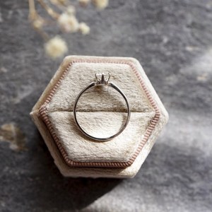 Anillo Solitario Redondo de Moissanita de 5 mm en Plata de Ley 925, Joyería Fina con Piedras Preciosas para Mujer, Diseño Elegante en Caja de Regalo - Product Image 6