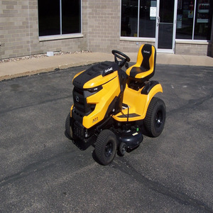 Tondeuse à gazon industrielle Cub Cadet XT1 LT42, modèle 2022 - Product Image 1