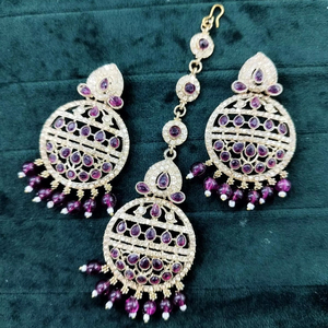 Boucles d'oreilles traditionnelles de haute qualité avec Tikka pour femmes Vintage Ethnic Indian Heritage Jewelry Idéal pour les festivals, les mariages - Product Image 1