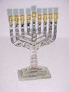 Motif en relief Premium Royal Look Luxures Fantaisie Menorah Bougeoir Vente Chaude Vintage Classique Look Candélabre Menorah - Product Image 5