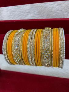 Bracelets Joncs à Miroirs pour Femme, Bijoux Artisanaux Uniques pour Navratri et Événements Culturels, en Vente depuis l'Inde - Product Image 2