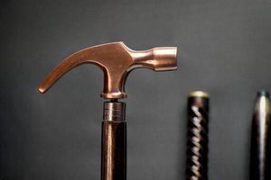 Bastón de caminar con mango de martillo sólido y bastón espiral de madera con acabado antiguo de cobre, único - Product Image 5