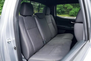 Camioneta Usada de Alta Calidad en Oferta 2024, Doble Cabina Deportiva 4x4, Volante a la Izquierda, Asientos de Cuero Automáticos, Cámara Trasera R17 - Product Image 4