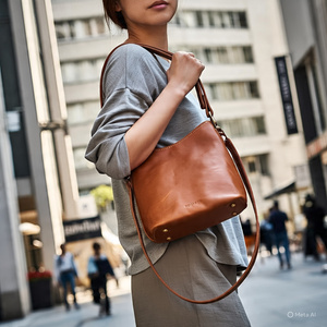 Sac seau en cuir souple de bohème d'inspiration vintage pour femmes fermeture éclair bouton détail décontracté sens supérieur poches intérieures conception tissée - Product Image 4