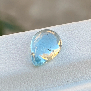 หินพลอยคาโมชอนสีอะความารีนธรรมชาติ1.72กะรัตรูปทรงลูกแพร์ที่มีความมันวาวหลวมสำหรับการทำเครื่องประดับ - Product Image 1