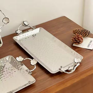 Bandeja de acero inoxidable de borde bajo contemporáneo para un estilo de barra elegante - Product Image 3