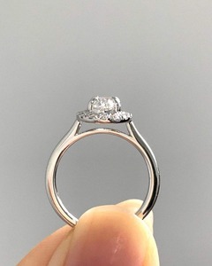 แหวนหมั้นเพชรทรงรีขนาด1.55กะรัตสร้างขึ้นอย่างสวยงามด้วยทองคำขาว14K พร้อมหินใส VVS2 - Product Image 2