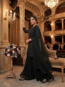 Ensemble prêt-à-porter entièrement cousu : haut en georgette avec broderie et perles, pantalon palazzo et dupatta. - Product Image 3