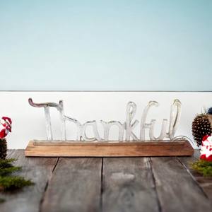 Bol décoratif en aluminium avec pieds de branche uniques Idéal pour la présentation de fruits de la pièce maîtresse de table et la décoration intérieure festive - Product Image 3