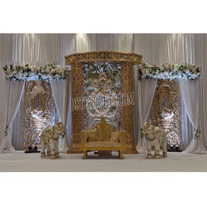 Thème de réception Rajasthani superbe scène dorée décor de scène de mariage élégant avec des cadres magnifique décor de scène de mariage Jharokha - Product Image 1