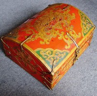 Boîte à bijoux tibétaine artisanale Asthamangal en bois de teck, 6x5x3 pouces, intérieur doublé de velours, système de verrouillage traditionnel, serrure à clé