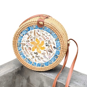 Bolso redondo de ratán de alta moda con nácar para mujer, patrón personalizado al por mayor de fabricantes de Vietnam - Product Image 2