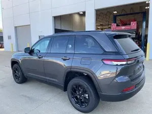 Jeep Grand Cherokee 2024 impecablemente limpio - Product Image 3