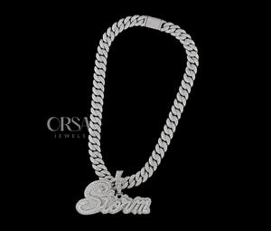 Colgante con nombre de Mossinate de lujo de calidad de exportación, collar con letras personalizadas completamente heladas para regalar disponible a un precio asequible - Product Image 1