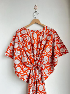 Caftán de algodón con estampado de bloques florales, cubierta de playa de verano roja, ropa de descanso de longitud Maxi, ropa de resort moderna, borla acampanada, primavera y otoño - Product Image 2