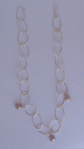 Collier de perles fait main avec chaîne, design élégant et unique - Product Image 1