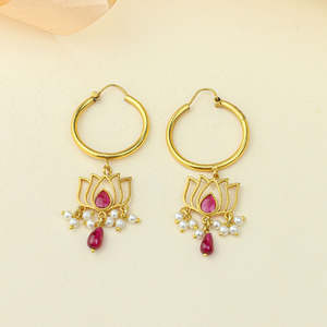 Pendientes de Aro Colgantes Anokhi Vintage en Tono Dorado con Perlas de Agua Dulce y Diamantes, Diseño Floral, Regalo para Bodas Cristianas - Product Image 5