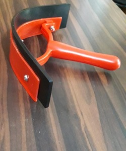 Grattoir à cheval en plastique noir de haute qualité BLUHORSE BH-941, moyen, solide et durable, emballé pour le meilleur prix de gros - Product Image 3