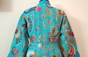 Robe Kantha Bohème Faite Main pour Femmes XL Imprimé Floral Hiver Veste matelassée Varsity Veste Kantha Florale avec Motif de Lettres - Product Image 5