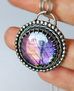 Colgante redondo de plata de ley hecho a mano, joyería de labradorita púrpura, regalo único para ella, Diseño Artesanal elegante de aspecto Vintage - Product Image 2
