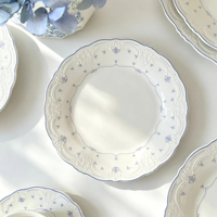 Assiette de dîner en céramique bleue à motifs floraux en relief, style vintage français, assiettes à salade en porcelaine festonnées pour la maison, le restaurant et les fêtes