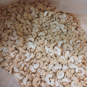 Prix d'usine Noix de cajou cassées brutes, noyaux de noix de cajou, noix sèches, badam SANTIGO, faible MOQ, origine Vietnam - Product Image 1
