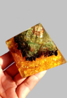 Pyramide d'Orgone Sculptée de Qualité Supérieure en Orgonite, Citrine, Tourmaline Noire, Aventurine Verte, Pierre Naturelle et Résine